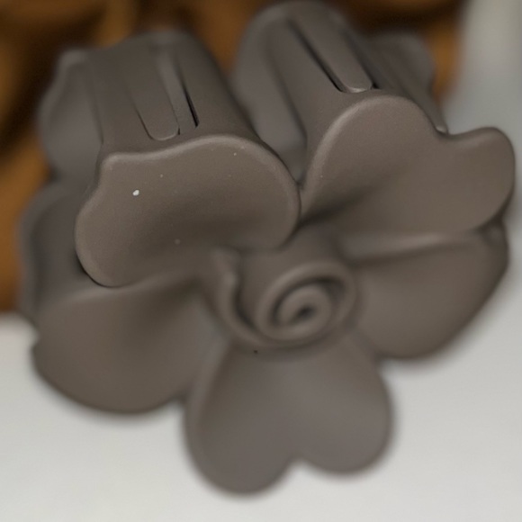 Satin Jumbo Scrunchie Cute Flower Embossed Hair Clip, Hair Accessory Set NWOT - Picture 5 of 9